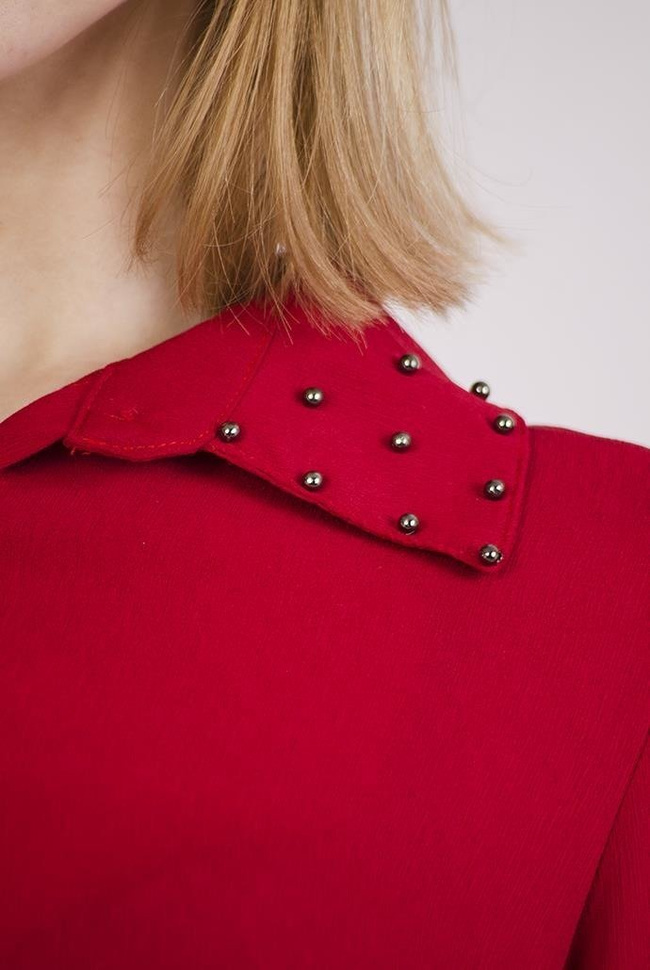 Asymetryczna czerwona koszula z ćwiekami przy kołnierzu