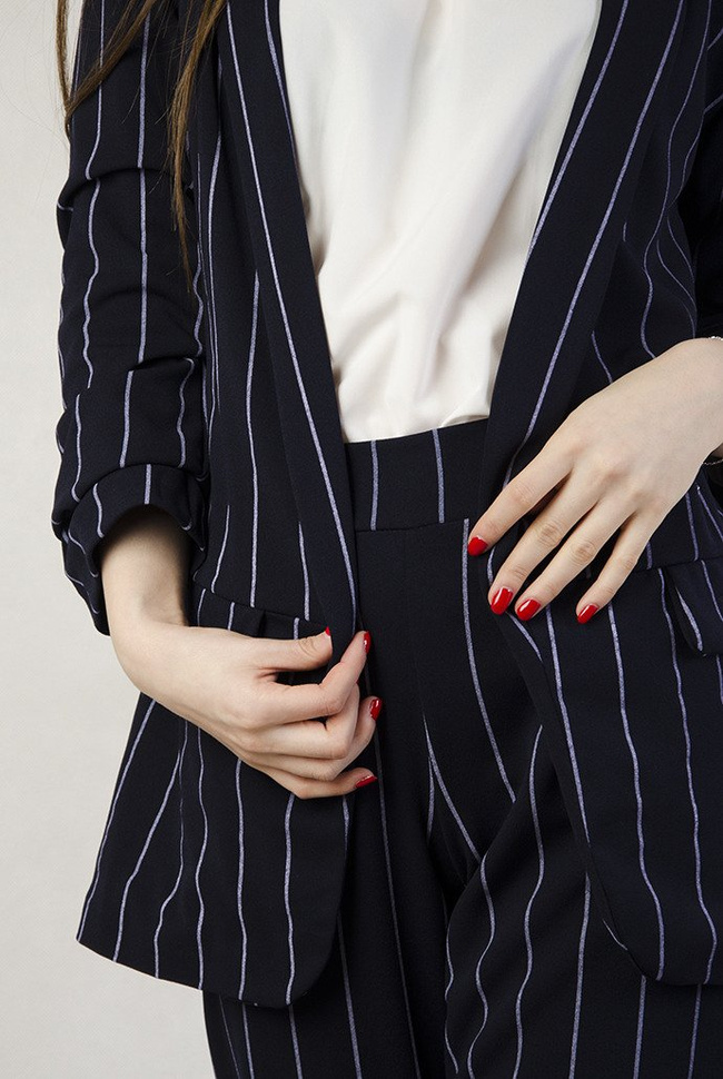 Granatowa marynarka w prążki z marszczonymi rękawami