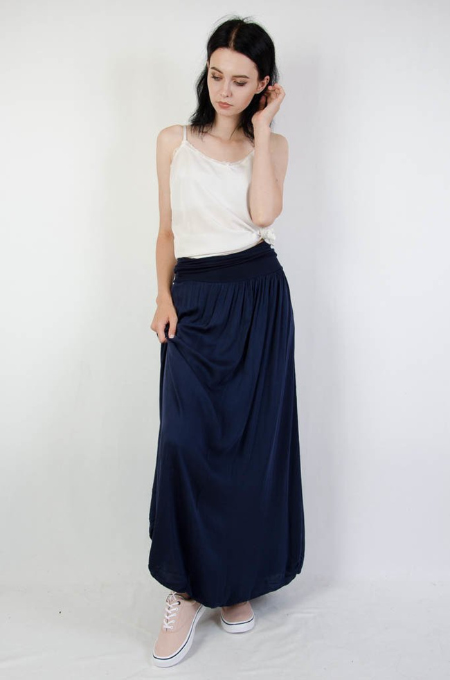 Długa zwiewna granatowa spódnica z szerokim pasem