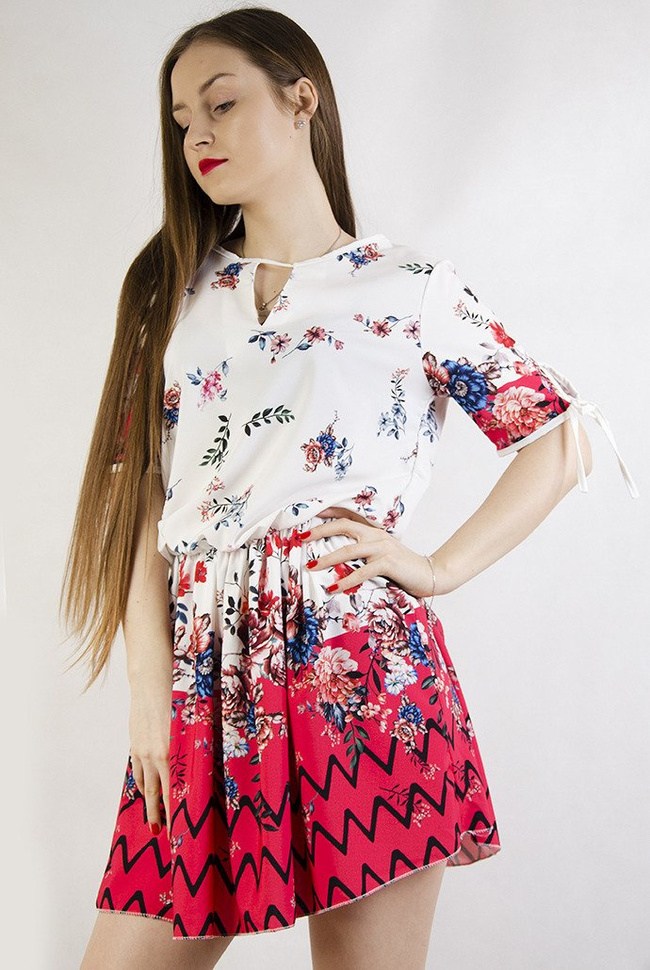 Biała sukienka z motywem kwiatowym z gumką w pasie