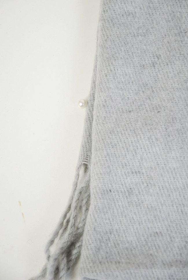 Jasnoszary szal z koralikami