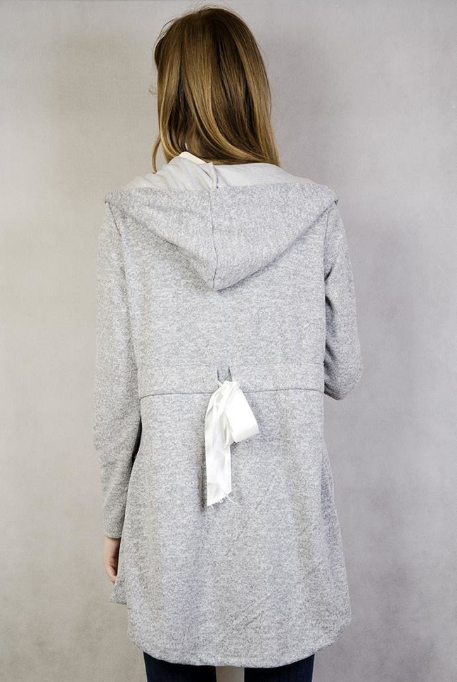 Jasnoszara melanżowa narzuta zapinana na guziki z kapturem