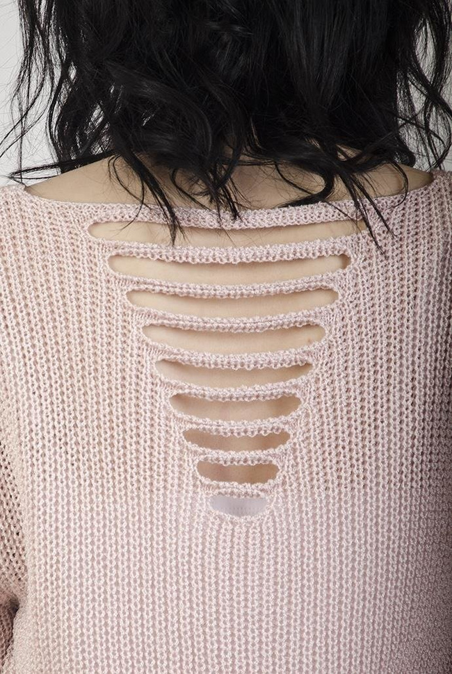 Jasnoróżowy sweterek z wycięciami z tyłu