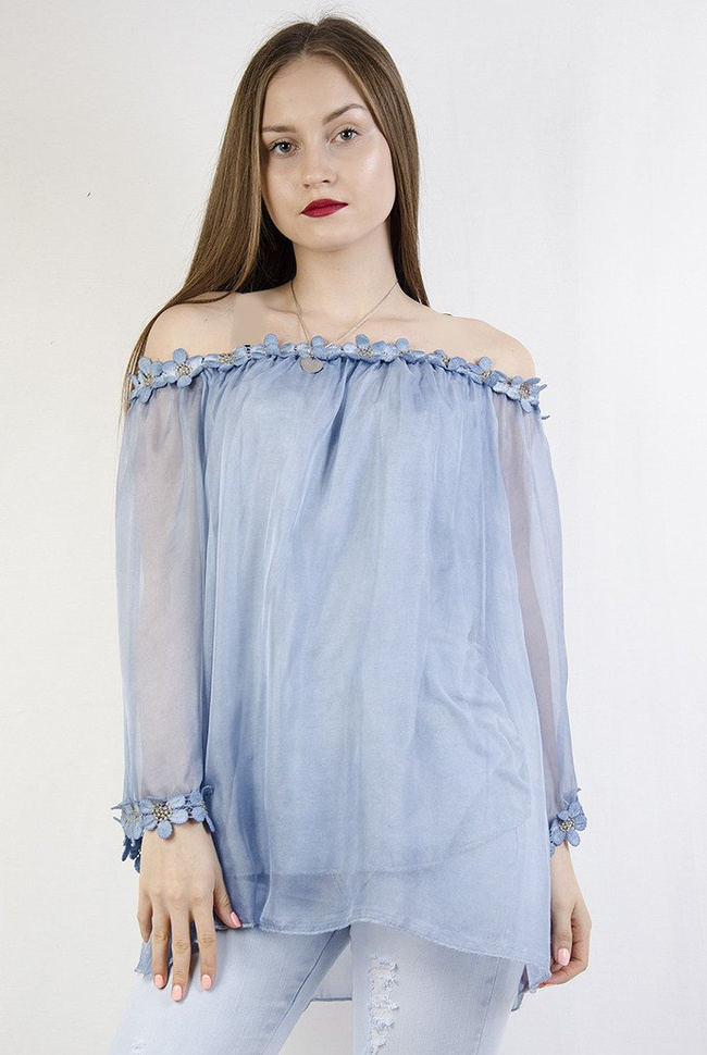 Niebieska bluzka z tiulem i kwiatkami
