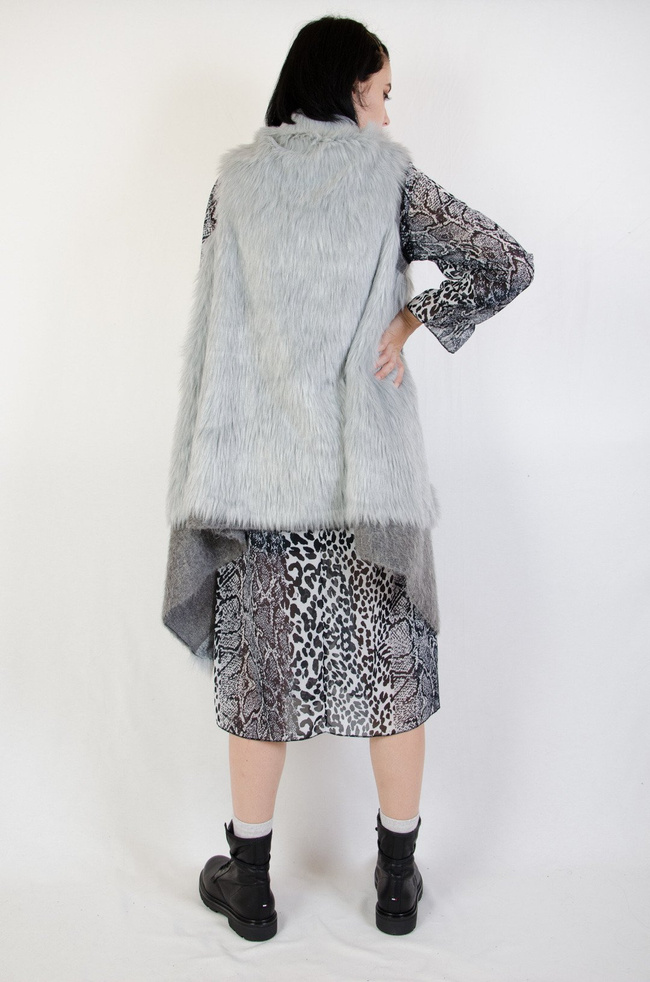 Futrzana jasnoszara kamizelka o asymetrycznym kroju