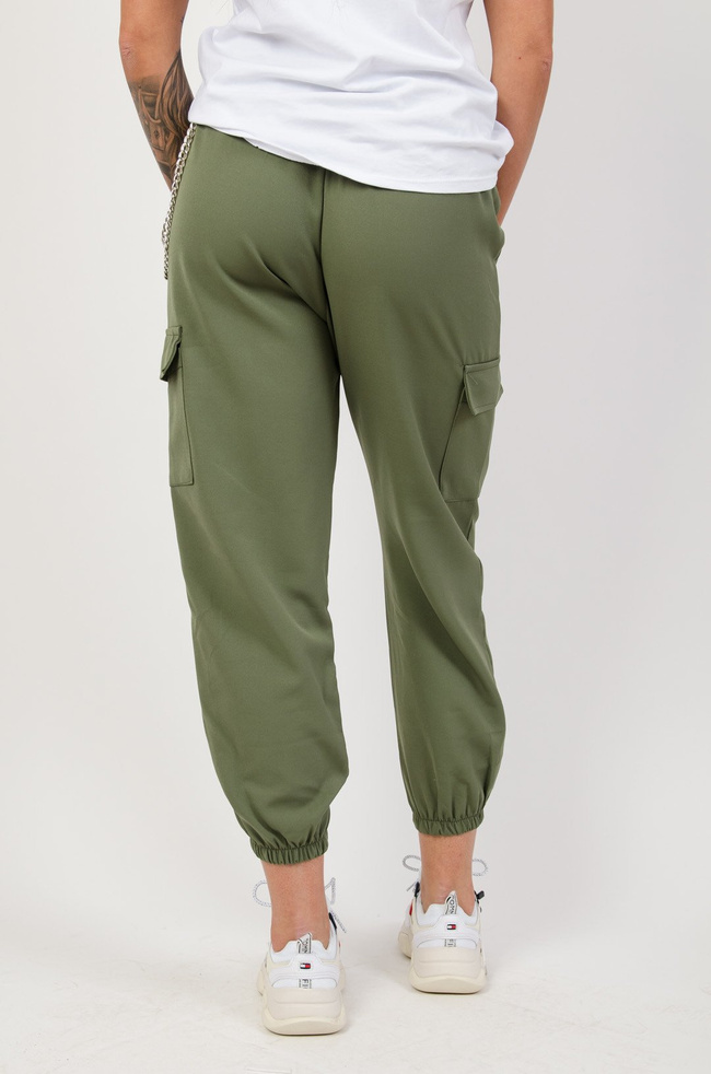 Zielone joggery z łańcuchem i kieszeniami po bokach