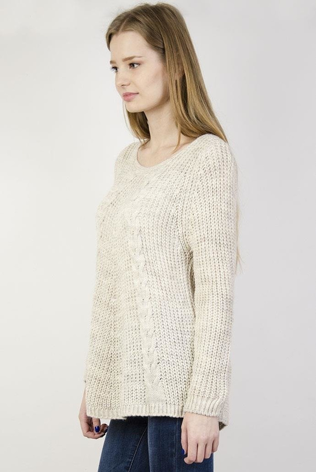 Sweterek beżowy z plecionym warkoczem