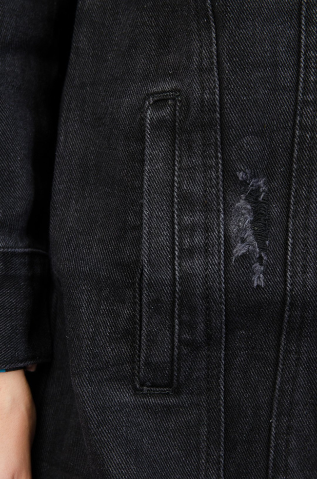 Długa czarna kurtka jeansowa z przetarciami