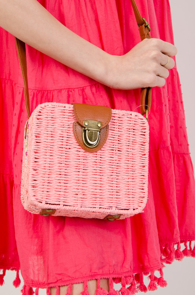 Jasno-różowy kuferek wiklinowy