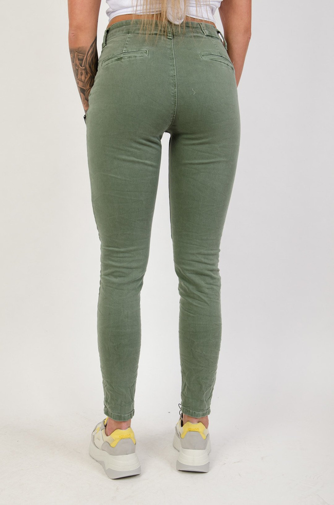 Zielone spodnie joggery z zamkami przy kieszeniach