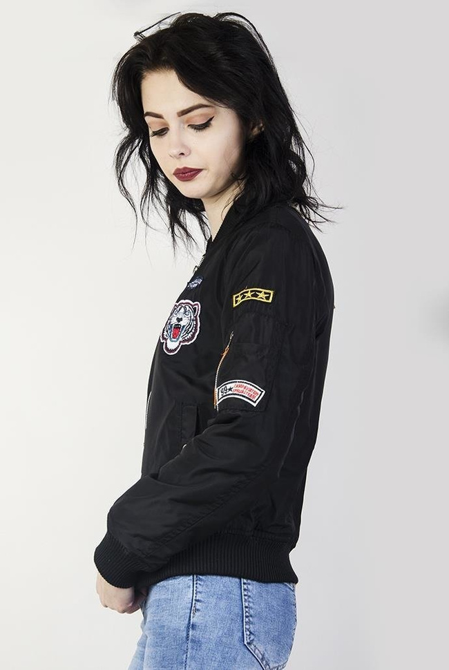 Czarna kurtka z naszywkami typu bomber