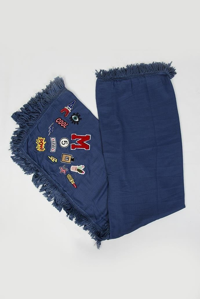 Niebieski szal z naszywkami