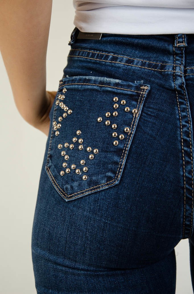 Ciemne spodnie jeansowe z ćwiekami na kieszeniach