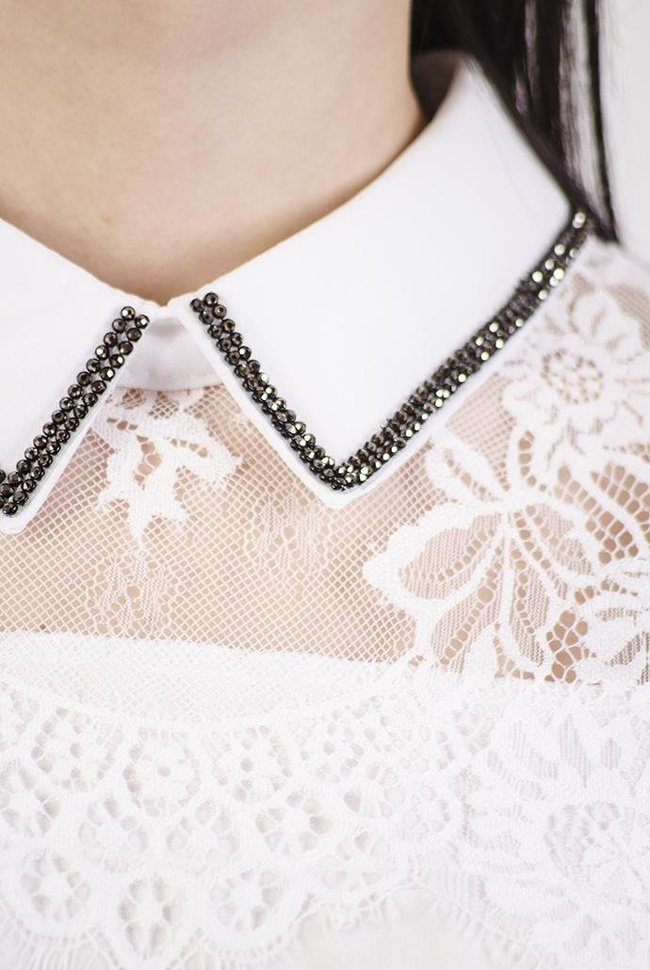 Biała koszula ze zdobionym kołnierzykiem