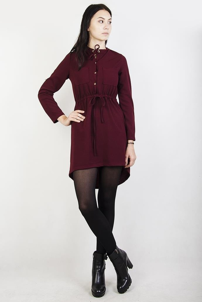 Asymetryczna sukienka bordowa z wiązaniem przy szyi oraz w talii