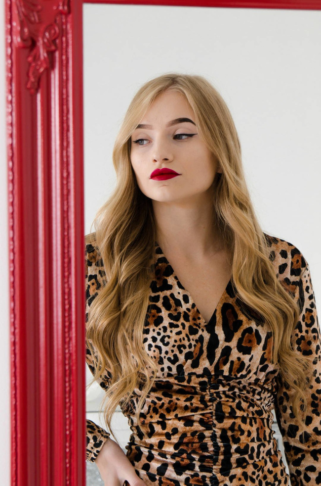 WELUROWA SUKIENKA W PANTERKĘ Z KOPERTOWYM DEKOLTEM