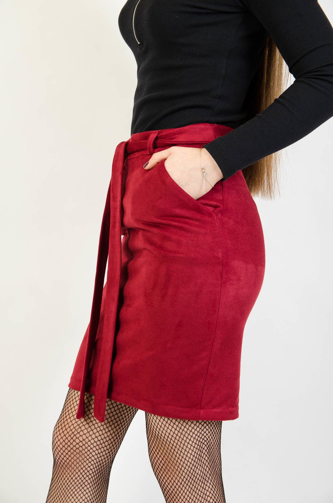 Bordowa zamszowa ołówkowa spódnica z paskiem oraz zamkiem z tyłu.