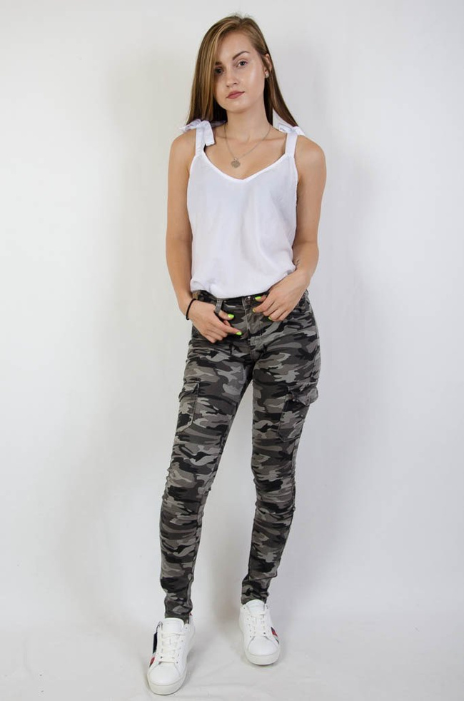 Spodnie moro z kieszeniami, idealnie przylegające