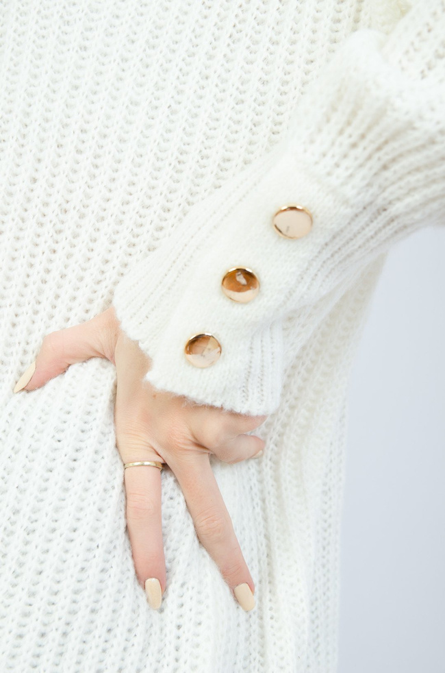 Kremowy sweter z golfem