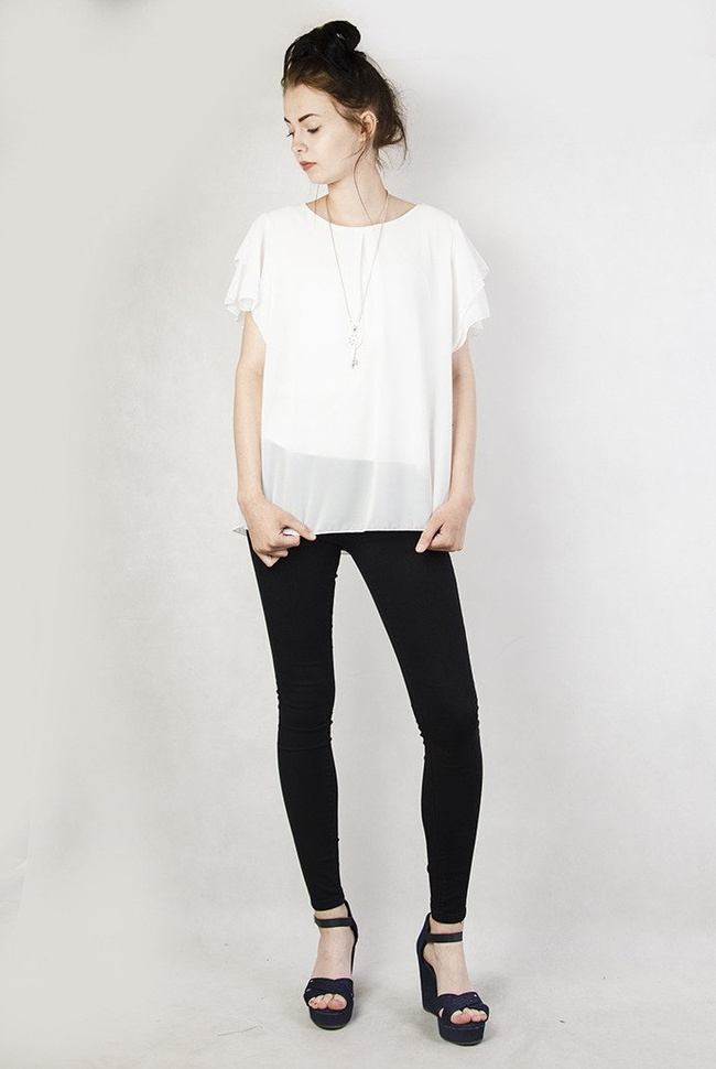 Biała bluzka z falbanami i wisiorkiem