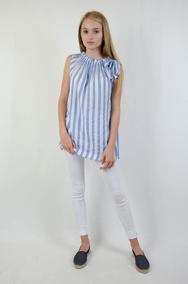 BLUZKA W BIAŁO NIEBIESKIE PASKI Z KOKARDA NA RAMIENIU 