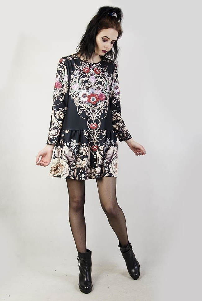 Wzorzysta, czarna sukienka z falbaną na dole