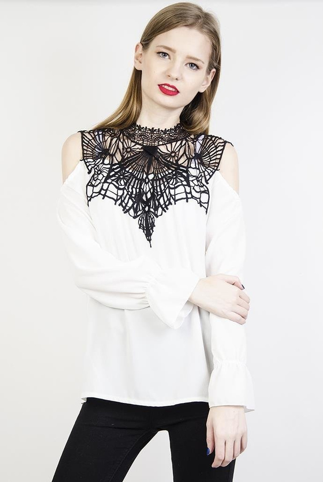 Biała koszula z ażurowym zdobieniem