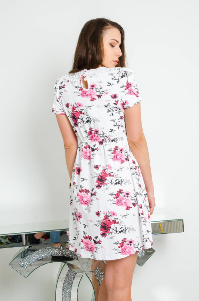 BIAŁO-CZERWONA SUKIENKA W KWIATY Z AŻUROWYM KOŁNIERZEM