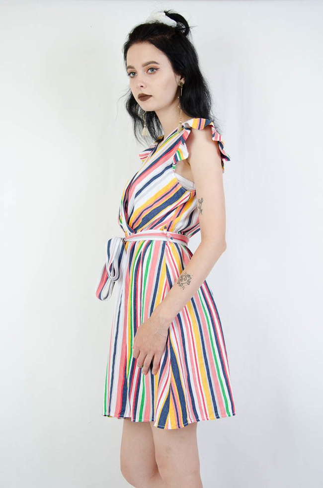 Sukienka w kolorowe paski wiązana po środku