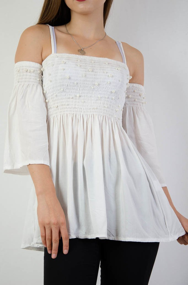 Biała bluzka z odkrytymi ramionami oraz perełkami