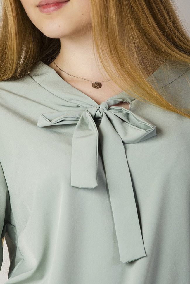 Jasnozielona bluzka z wiązaniem przy dekolcie