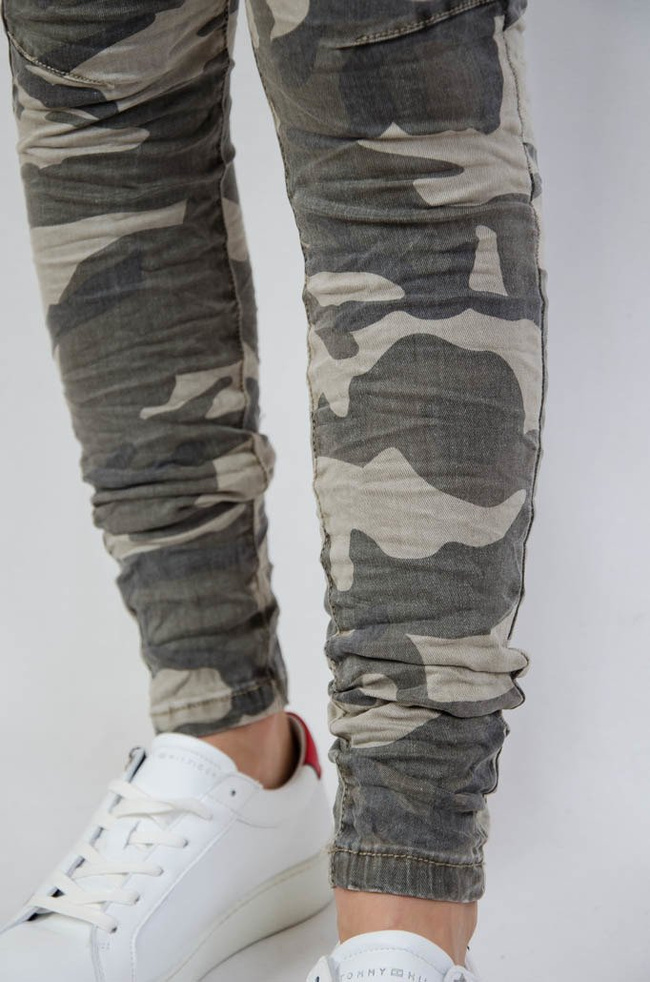 Przylegające spodnie moro z zamkami z tyłu