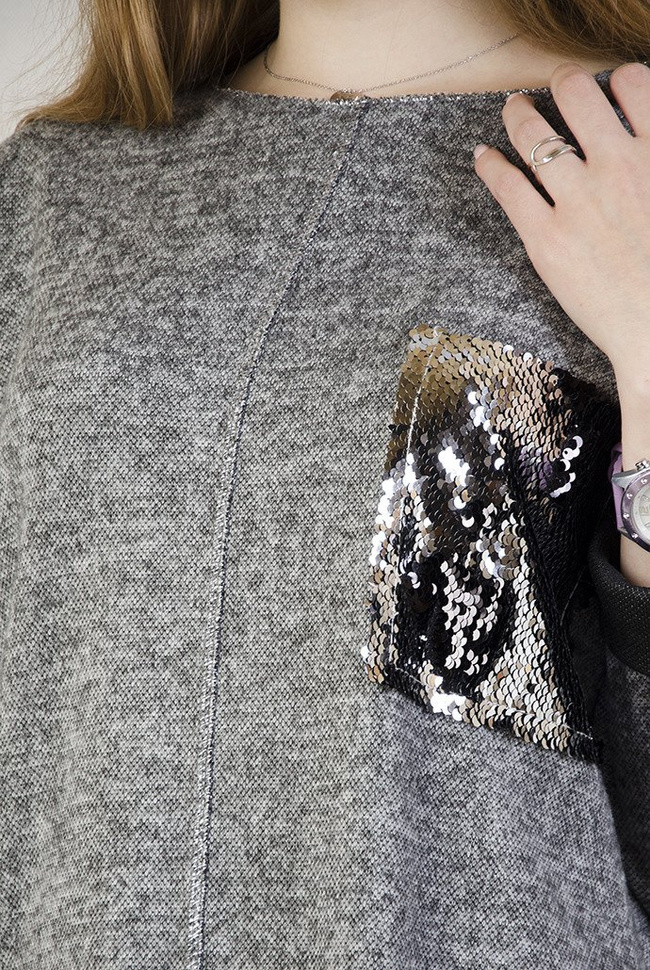 Ciemnoszara tunika z cekinową kieszenią