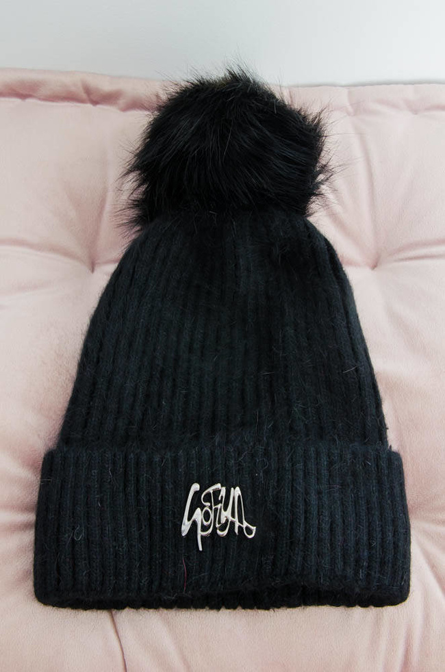 CZARNA OCIEPLANA CZAPKA Z PRZYPINKĄ