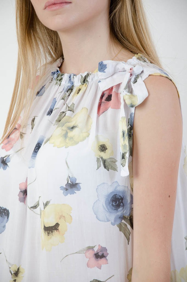 Biała sukienka w kwiaty z wiązaniem