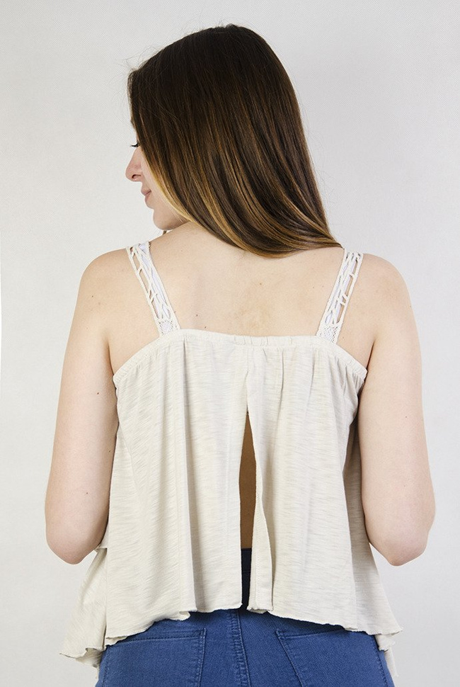 Beżowa bluzka z falbankami i ażurowymi zdobieniami