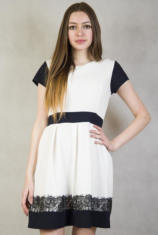 Biała sukienka z koronką na dole