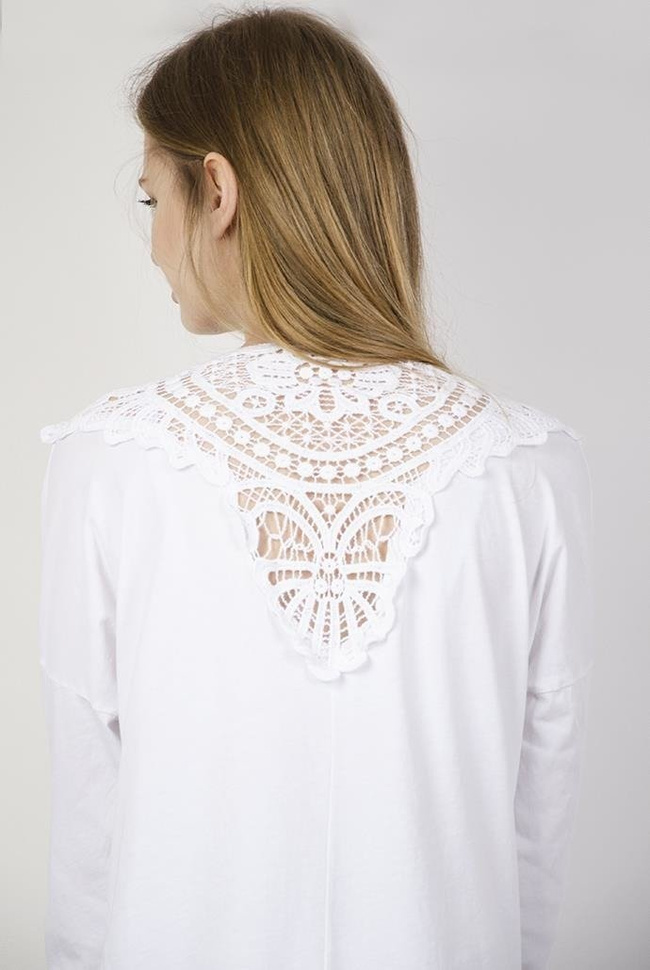Biała bluzka z podwijanymi rękawami i pięknym zdobieniem na plecach