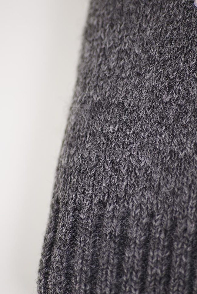 Ciemnoszara czapka z cyrkoniami i pomponem