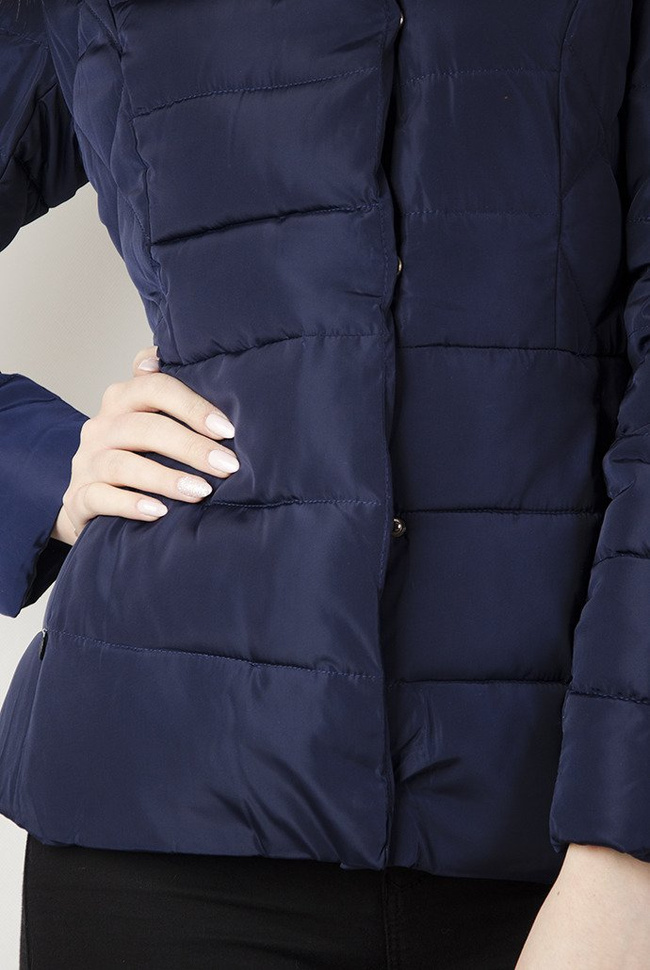 Krótka pikowana granatowa kurtka z futerkiem przy kapturze