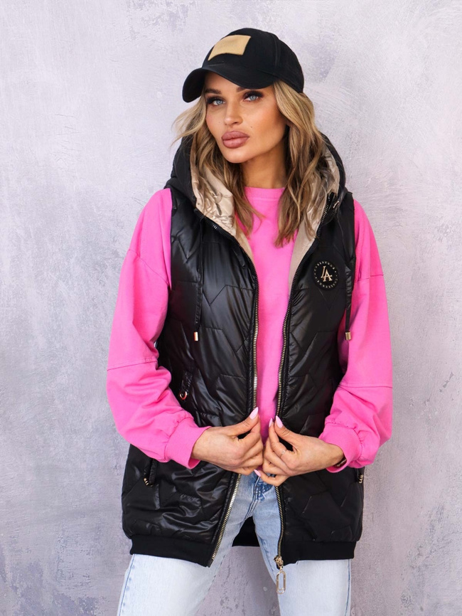 ASYMETRYCZNA KAMIZELKA Z OZDOBNĄ NASZYWKĄ- CZARNA