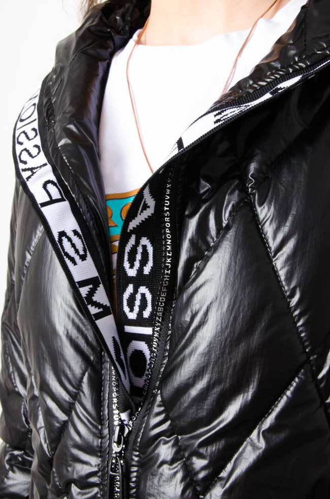 KURTKA PRZEJŚCIOWA PIKOWANA Z KAPTUREM - CZARNA 