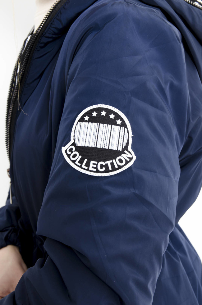 KURTKA PARKA Z KAPTUREM W KOLORZE GRANATOWYM