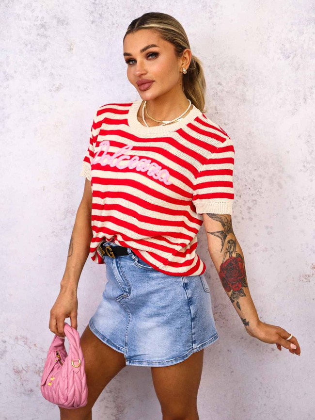 SWETER W PASKI Z KRÓTKIM RĘKAWEM I OZDOBNYM NAPISEM- CZERWONY