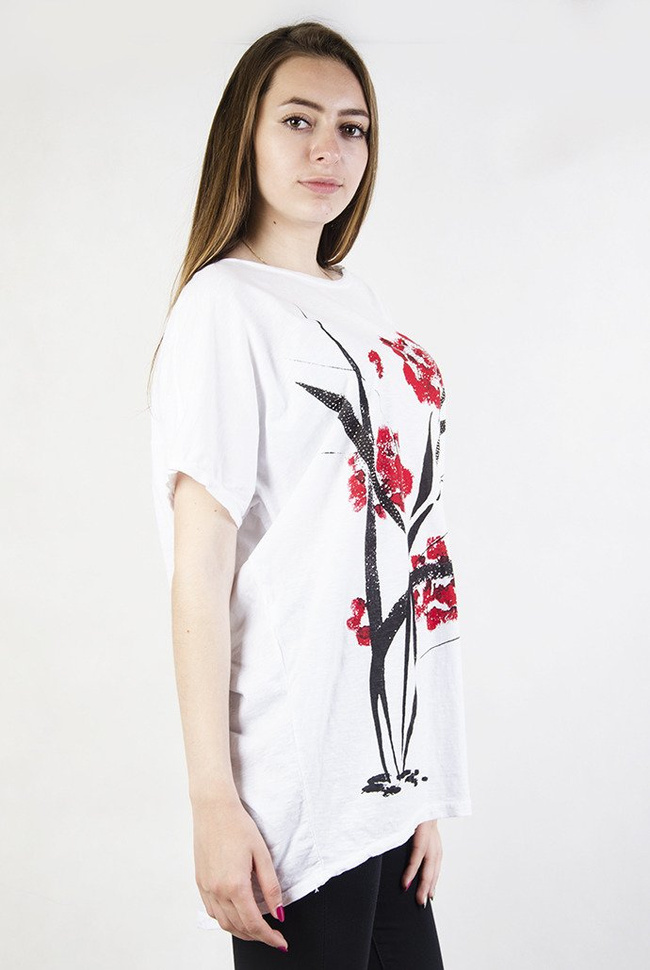 Biała, asymetryczna bluzka z czerwonymi akcentami