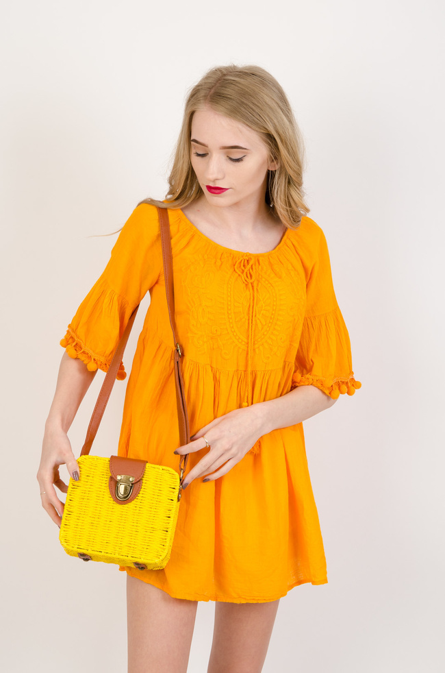 Żółty kuferek wiklinowy