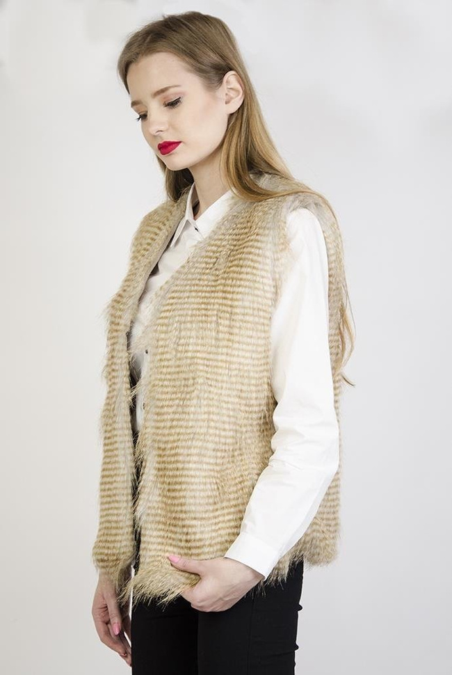 Beżowa, włochata kamizelka