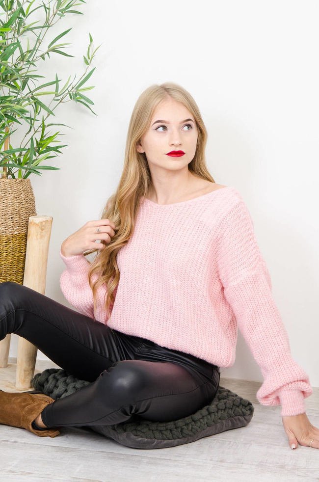 KRÓTKI RÓŻOWY SWETER Z DEKOLTEM W SZPIC