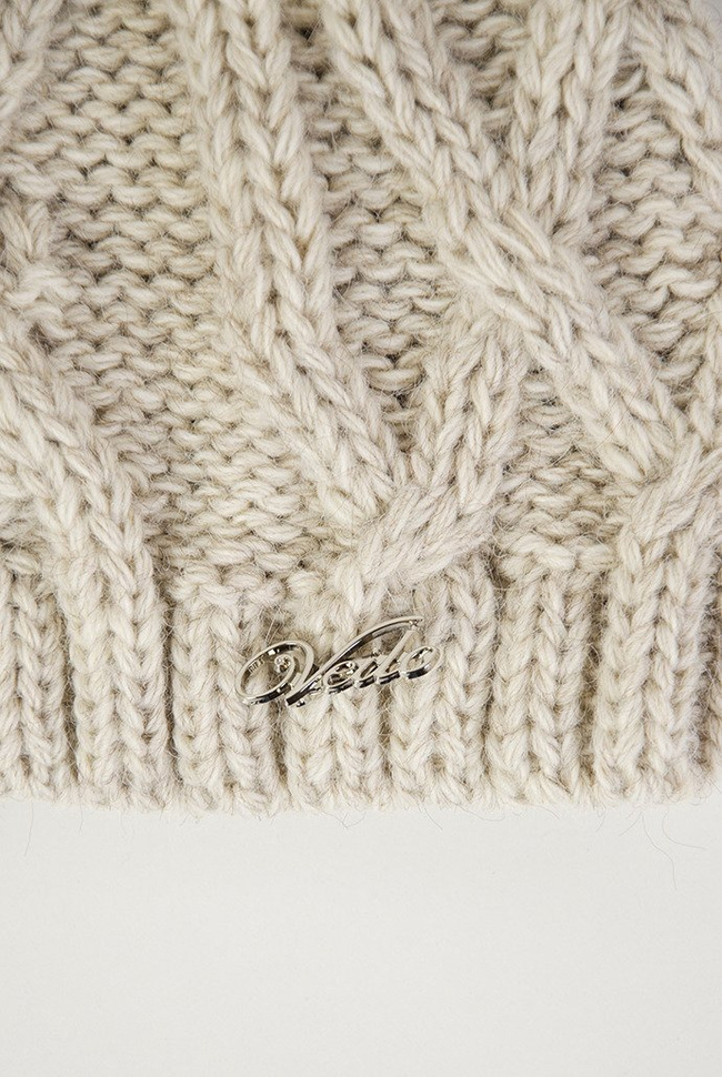 Beżowa czapka z pomponem