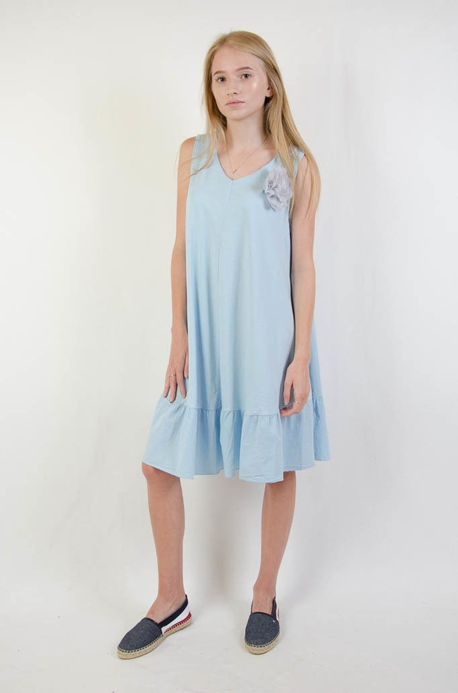 Niebieska rozkloszowana sukienka z dekoltem w serek oraz przypinką